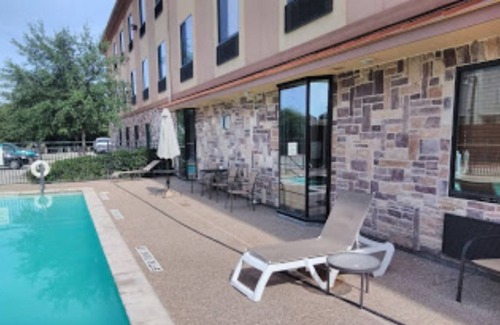 Salmon Creek House | Red Lion Inn - Suites 4