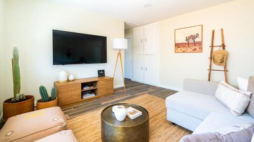 Joshua Tree Villa | Red Rock - Desert feel - Game Room