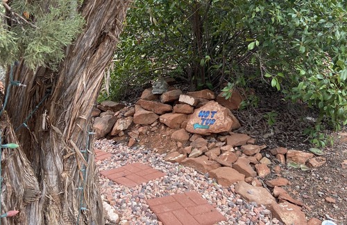 West Sedona Cottage | Red Rock Retreat: Hot tub, walk to creek for swimming,.
