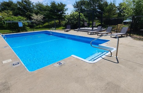 Middletown Hotel | Red Roof Inn & Suites Newport - Middletown, RI