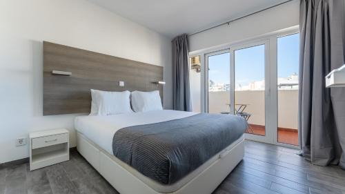 Praia da Rocha Apartment | Red Velvet 1 BDR Flat With Balcony by LovelyStay