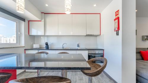 Praia da Rocha Apartment | Red Velvet 1 BDR Flat With Balcony by LovelyStay