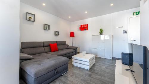 Praia da Rocha Apartment | Red Velvet 1 BDR Flat With Balcony by LovelyStay