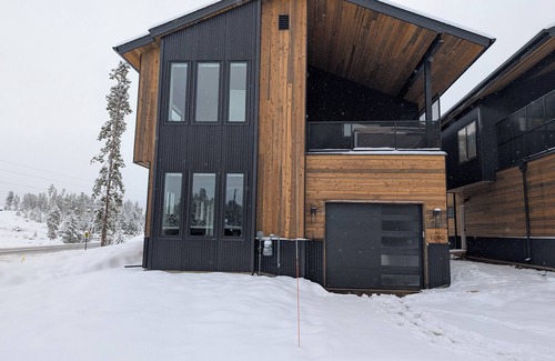 Tabernash Ski Chalet | Red Wolf Lodge - new detached home - private hot tub - views - EV charger