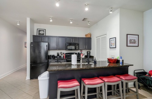 Tuscaloosa Condo | Red Zone: Walk to Stadium | 2BR/2BA Condo with Rooftop Patio