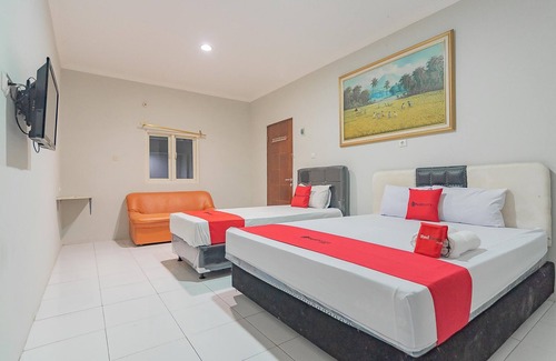 Balikpapan Hotel | RedDoorz Plus @ Bukit Cinta Street