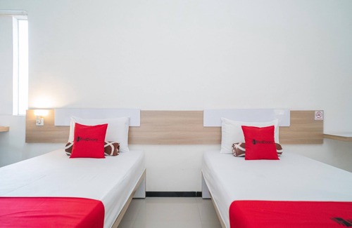 Dinoyo Hotel | RedDoorz Syariah near Transmart MX Malang