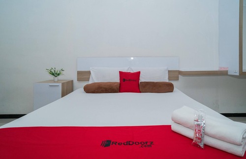 Dinoyo Hotel | RedDoorz Syariah near Transmart MX Malang