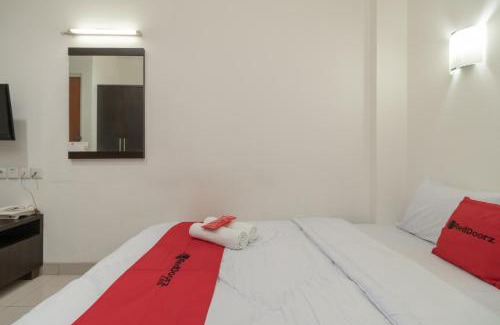 Binong Hotel | RedDoorz @ Tirta Mansion Karawaci