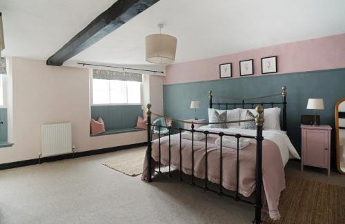 Moreton-in-Marsh Apartment | Redesdale View, High Street with Private Garden