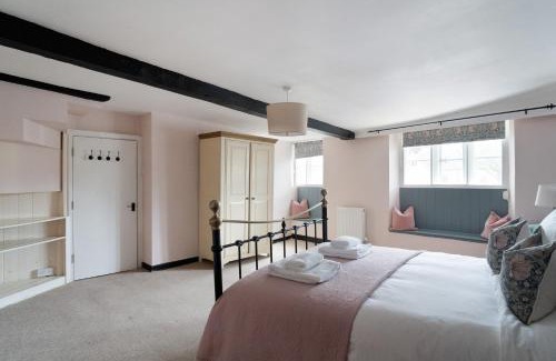 Moreton-in-Marsh Apartment | Redesdale View, High Street with Private Garden