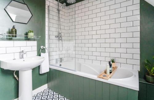 Moreton-in-Marsh Apartment | Redesdale View, High Street with Private Garden