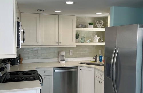 Redington Shores House | Redington Shores Beach Cottage -sleeps 12- steps to the beach!