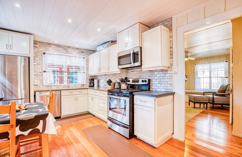 Guerneville Cabin | RedwoodRetreat~Vibrant & Beautiful Redwood Cabin! Walk to River! WIFI/AC/HtTb