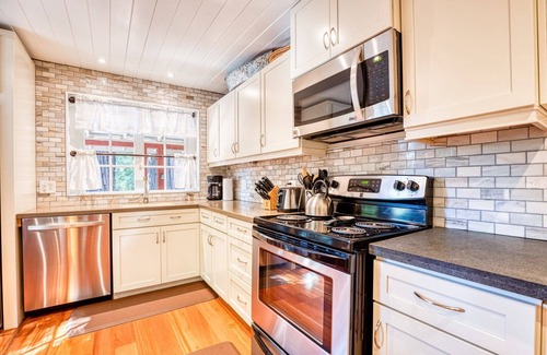 Guerneville Cabin | RedwoodRetreat~Vibrant & Beautiful Redwood Cabin! Walk to River! WIFI/AC/HtTb