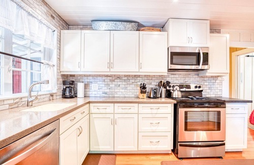 Guerneville Cabin | RedwoodRetreat~Vibrant & Beautiful Redwood Cabin! Walk to River! WIFI/AC/HtTb