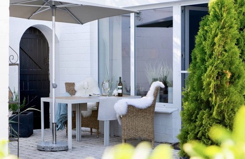 Bosbull Apartment | Reetdachhaus Bosbüll Huus Fewo - Nordisch Jung