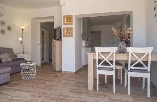 L'Escala Apartment | Ref. FIGUERES: Renovated apartment ideal for couples, next to the beach!