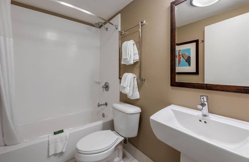 Jekyll Island Hotel | Refresh in a Spacious Room Near Jekyll Island Marina | w/Onsite Outdoor Pool!