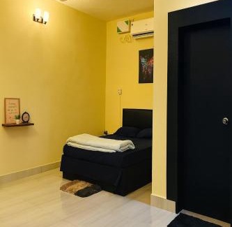 Bhubaneshwar House | Regal Courtyard