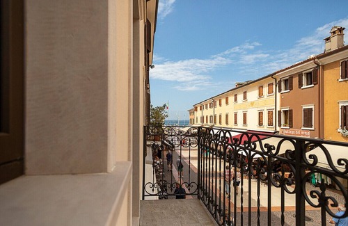 Old Town Apartment | Regarda - Baur Suite 1 design apartment in the centre of Bardolino