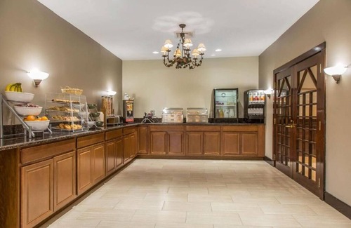 New London House | Regency Inn & Suites