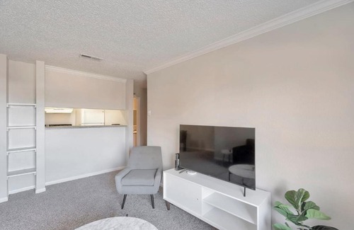 Midland House | Relating 1 BR Suite and Fitness Center