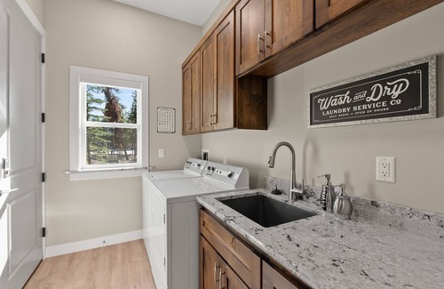 West Yellowstone House | Relax After Snowmobile Adventures | 1 mi to YNP | Perfect for Families & Groups