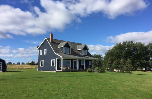 Souris House | Relax and enjoy the views from this waterfront gem!