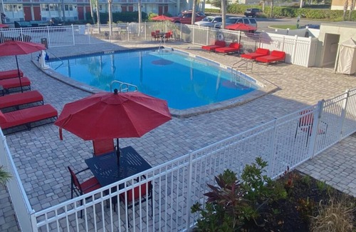 June Park House | Relax and Recharge! 3 Serene Units, Free Breakfast & Parking, Pool