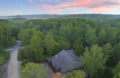 Broken Bow Cabin | Relax and Unwind at the LAZY CANOE LODGE -Sleeps14!