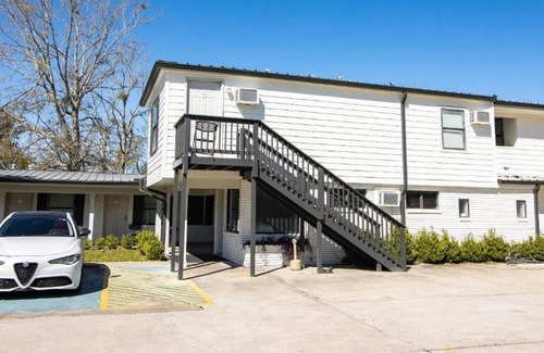Sulphur House | Relax and Unwind! Free Parking, Near Sulphur's Parks and Nature Reserves!