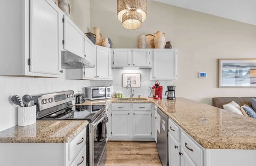Osage Beach Condo | Relax and Unwind King Bed Condo+ Lake Views+ Pool