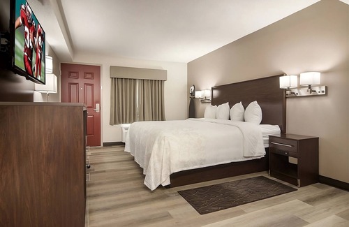 Erie Hotel | Relax and Unwind! Pet-Friendly Accommodation with FREE Parking!