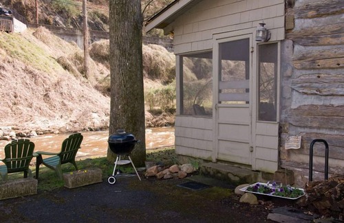 Gatlinburg Cabin | Relax at Granny's River Retreat, Short Walk to Downtown, 2BR