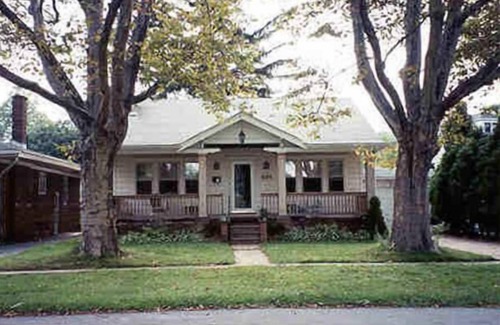 Lorain House | Relax at Lakeview Beach! Enjoy our Great Lake: views or steps to Beach & Parks!