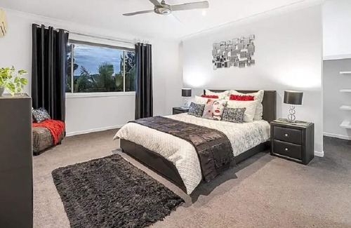 Pacific Pines House | Relax at this Gold Coast Escape