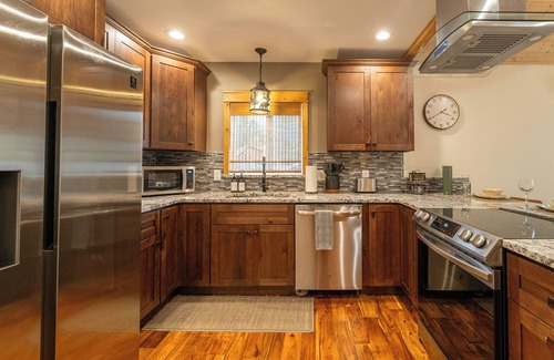 Paradise Estates Cabin | Relax by Rainier: Luxe King, Full Kitchen, Covered Fire Pit, AC, 5 mi to Park