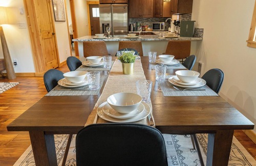Paradise Estates Cabin | Relax by Rainier: Luxe King, Full Kitchen, Covered Fire Pit, AC, 5 mi to Park