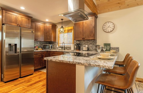 Paradise Estates Cabin | Relax by Rainier: Luxe King, Full Kitchen, Covered Fire Pit, AC, 5 mi to Park