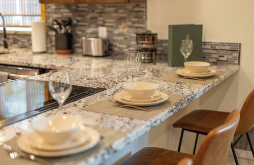 Paradise Estates Cabin | Relax by Rainier: Luxe King, Full Kitchen, Covered Fire Pit, AC, 5 mi to Park