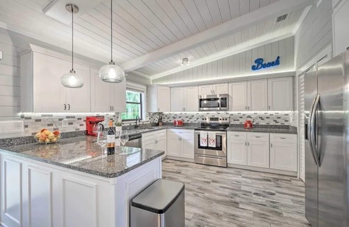 Tarpon Springs House | Relax by the bay! Cozy Beach House w/Private Pool Oasis < 2Mi to the Beach!