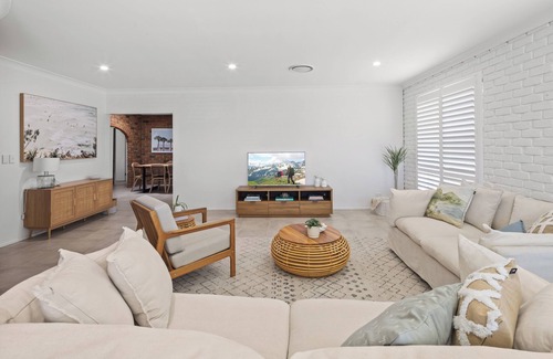 Scotts Head House | RELAX BY THE POOL