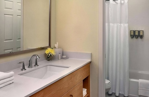Auburn Hills Hotel | Relax by the Pool & Enjoy Free Breakfast! Comfortable Stay at Auburn Hills!