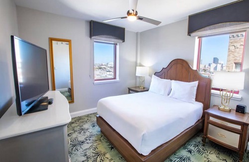 Faubourg Lafayette Resort | Relax & Enjoy NOLA in the Relatively Quiet Garden District in a 1-BD/1-BA Suite
