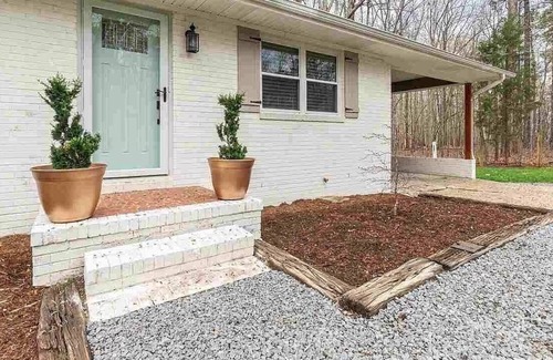 Raleigh House | Relax & enjoy privacy-peaceful acre ~10 min to RDU.