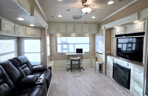 Central Okanagan Resort | Relax & Enjoy the Sweetlife! Resort life awaits you at the Holiday Park Resort