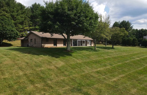 Galax House | Relax & enjoy the view! Mountain Lovers dream! Gated entry, convenient location!