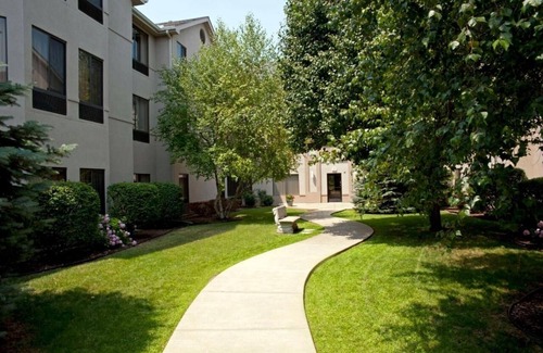 South Bend Hotel | Relax in 3 Rooms with Full Kitchen & Pool Access – Ideal for Business Travelers