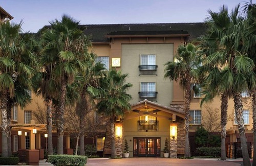 Hillsboro House | Relax in a Suite w/Full Kitchen & Outdoor Space – Perfect for Travelers